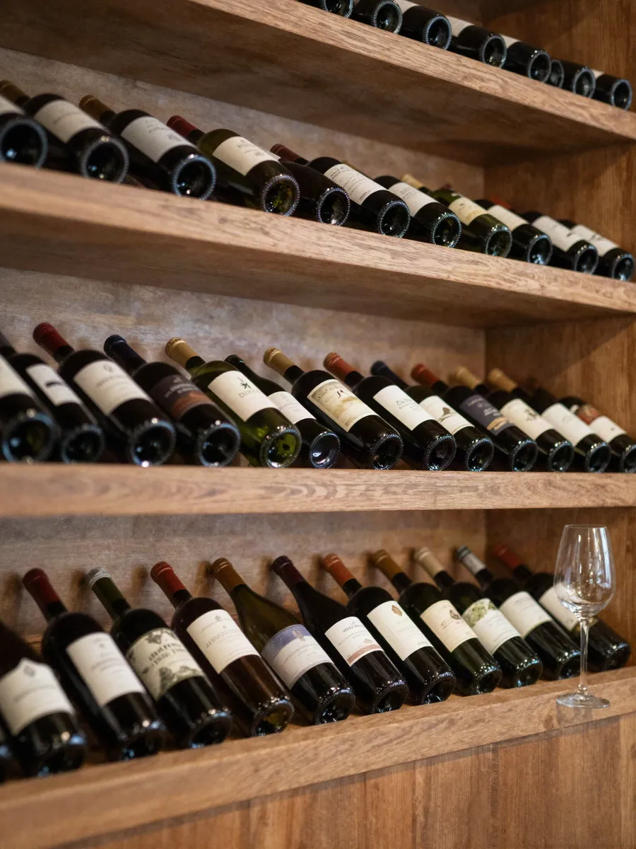 Estantería de vinos en un restaurante